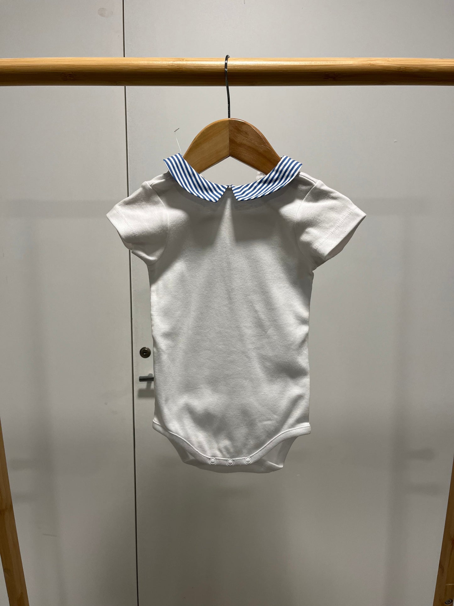 Body blanc col carré rayé bleu