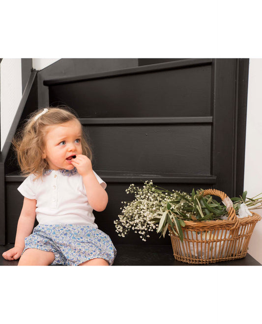 Body blanc col claudine en Liberty bleu