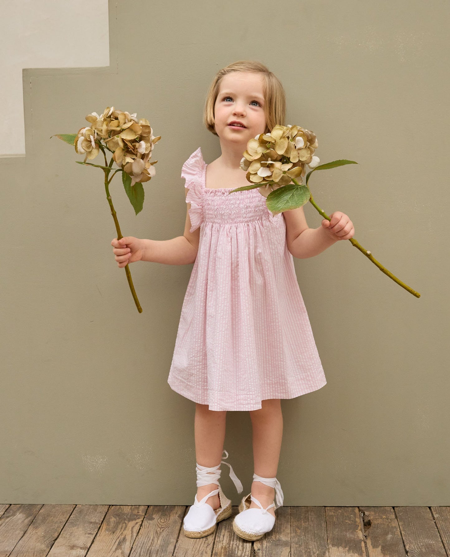 Robe smockée à volants seersucker rose