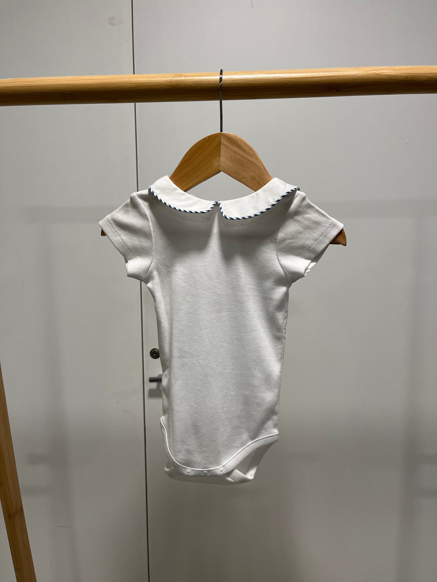 Body blanc col carré blanc passepoilé rayé bleu