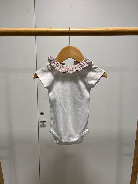 Boby blanc col volanté en tissu Liberty Michelle