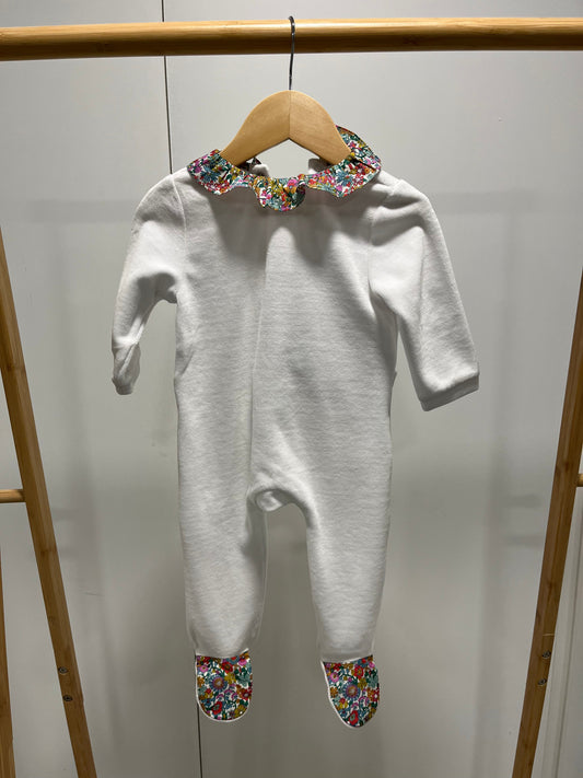 Dors bien blanc col volanté et pieds en tissu Liberty