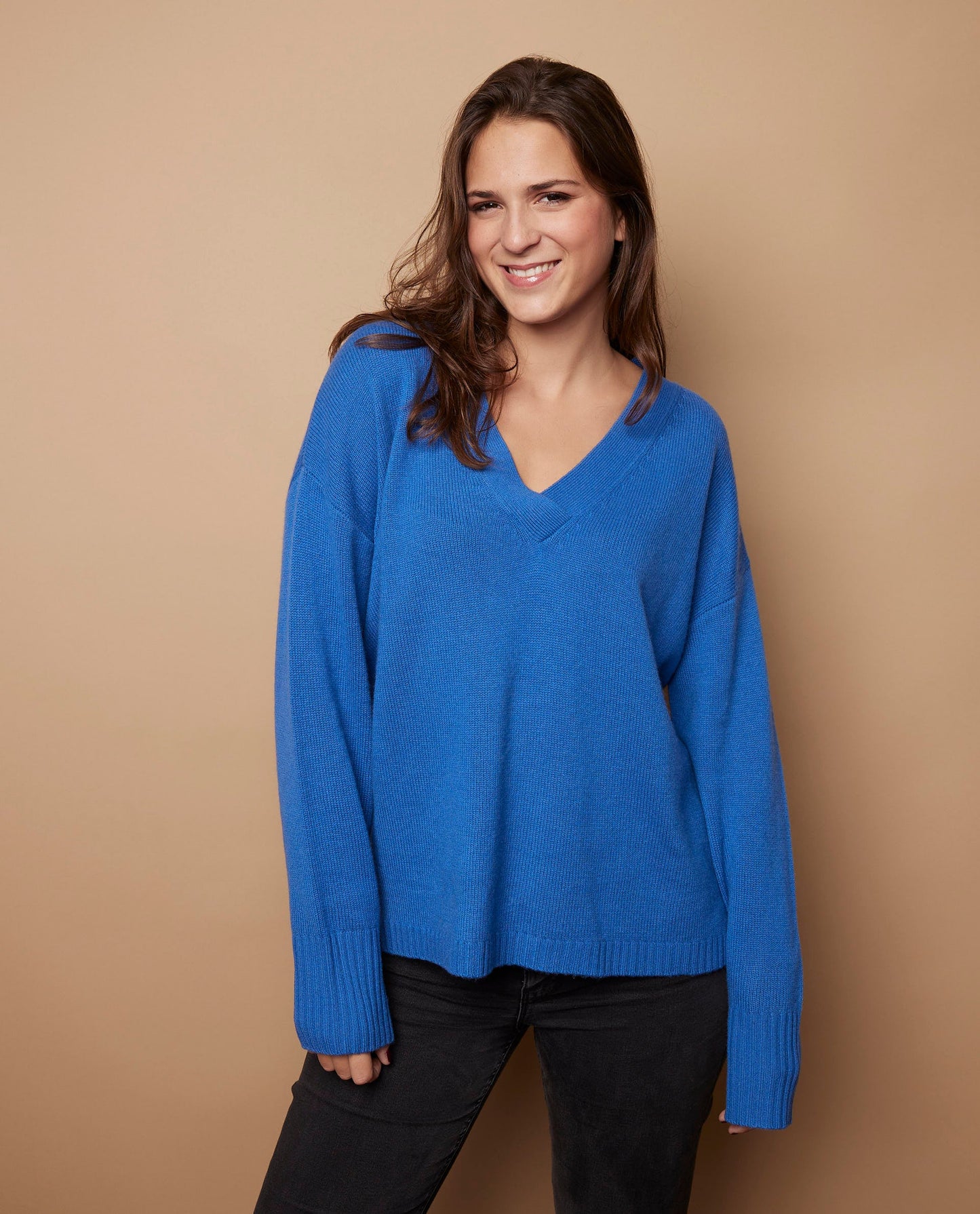Pull loose V croisé 100 cachemire bleu cobalt