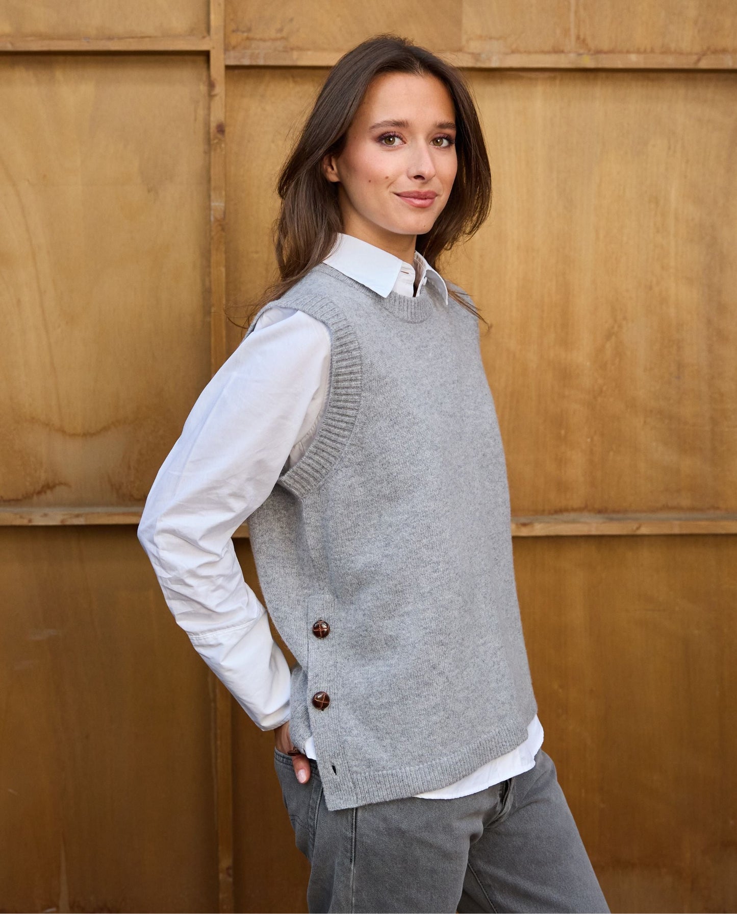 pull sans manches boutons cà´té lwl Gris