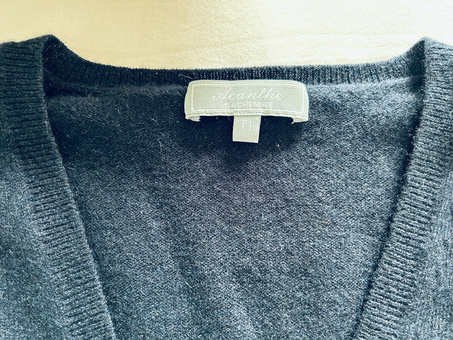 Pull V profond en cachemire bleu marine