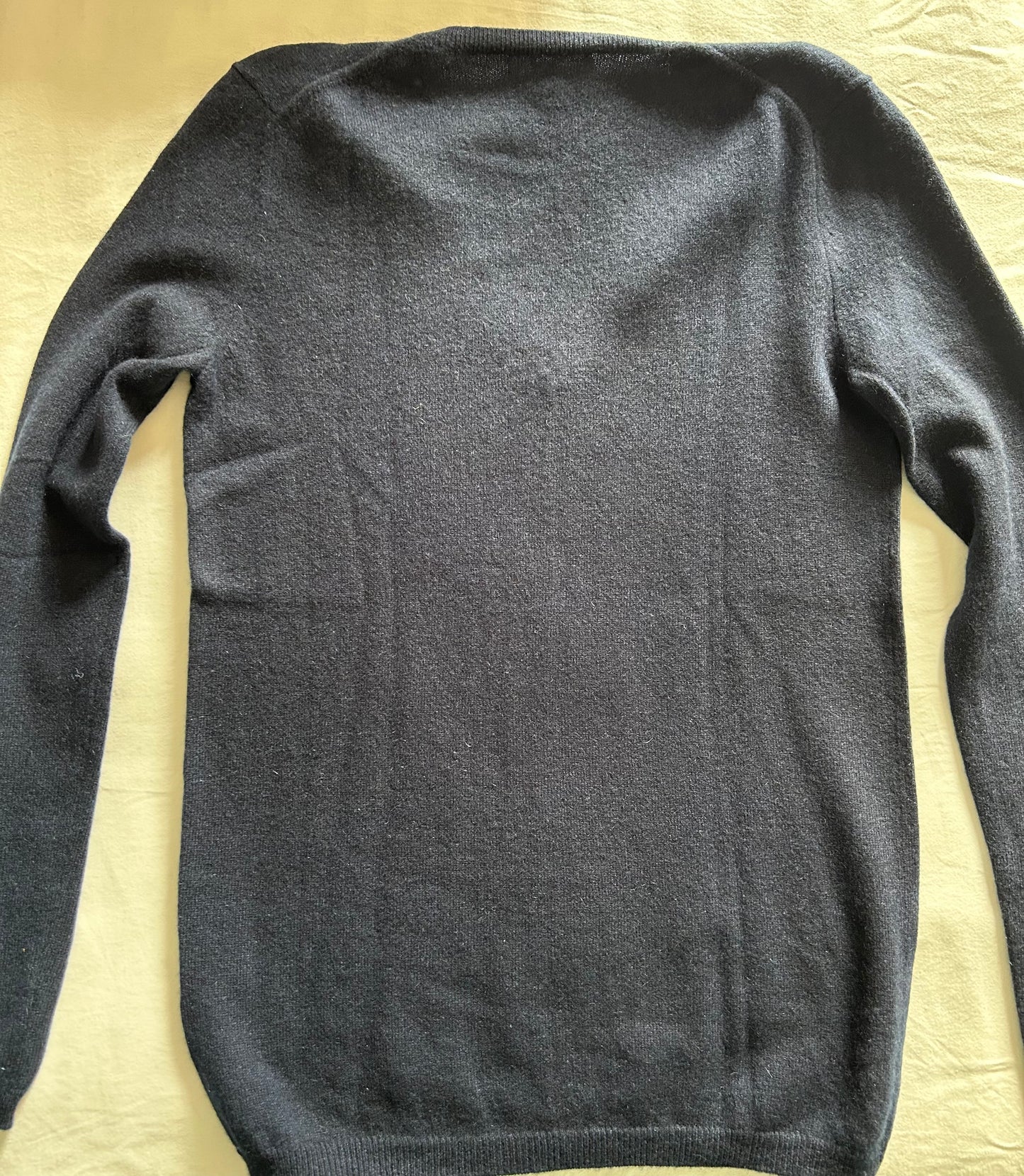 Pull V profond en cachemire bleu marine