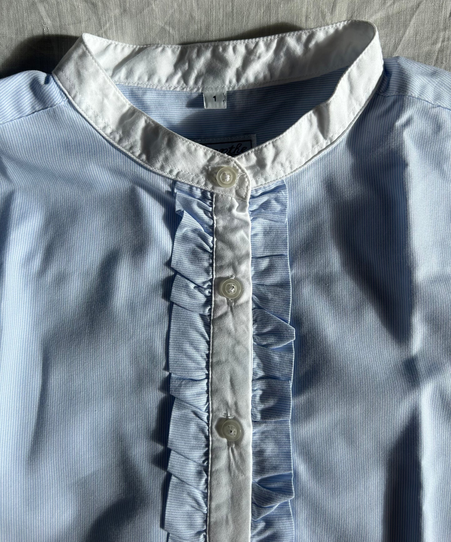 chemisier col rond patte de boutonnage volantée